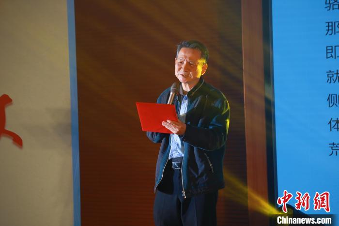 臺灣詩人白靈帶來了一首自創的詩歌《大戈壁》。 閩南師范大學供圖