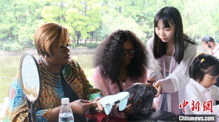 外交官們體驗(yàn)做團(tuán)扇?！∪A東師范大學(xué)供圖