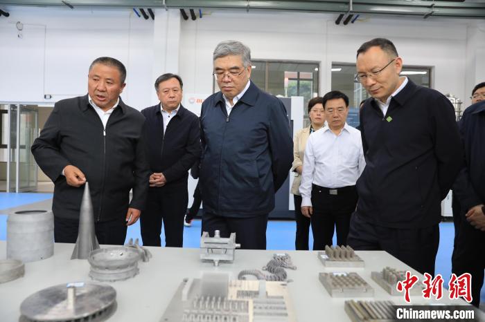 民進(jìn)中央常務(wù)副主席朱永新率調(diào)研組赴四川開(kāi)展重點(diǎn)考察調(diào)研。圖為在四川工程職業(yè)技術(shù)學(xué)院考察調(diào)研。　民進(jìn)中央供圖