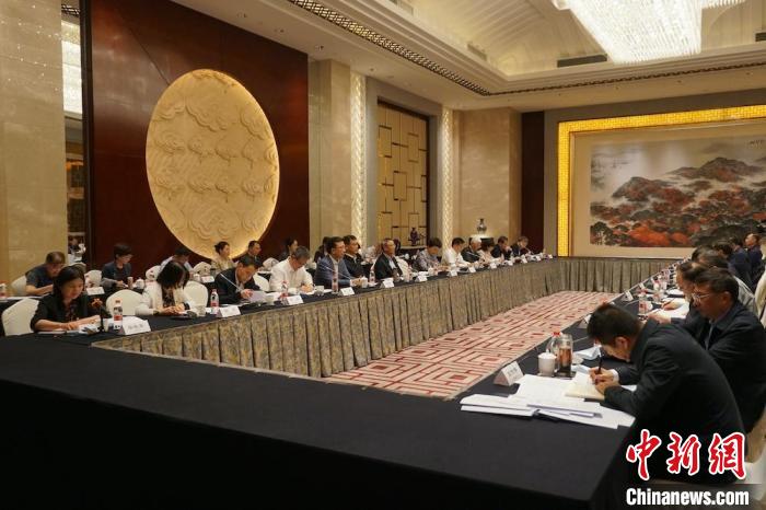 民進(jìn)中央主席蔡達(dá)峰近日率調(diào)研組赴江蘇開(kāi)展重點(diǎn)考察調(diào)研。圖為在調(diào)研座談會(huì)現(xiàn)場(chǎng)。　民進(jìn)中央供圖