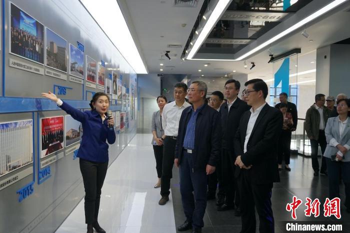 民進(jìn)中央主席蔡達(dá)峰近日率調(diào)研組赴江蘇開(kāi)展重點(diǎn)考察調(diào)研。圖為在江陰實(shí)地考察雙良集團(tuán)有限公司。　孫權(quán) 攝