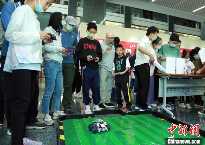 中科院計(jì)算所“神計(jì)妙算”公眾科學(xué)日活動現(xiàn)場。　中科院計(jì)算所 供圖