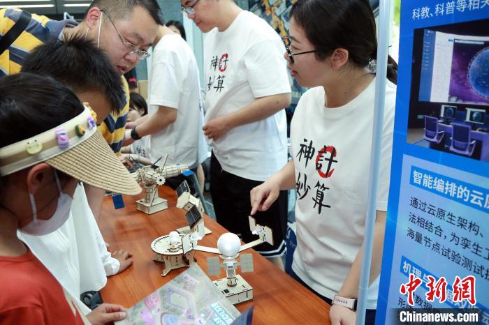 中科院計(jì)算所“神計(jì)妙算”公眾科學(xué)日活動現(xiàn)場。　中科院計(jì)算所 供圖