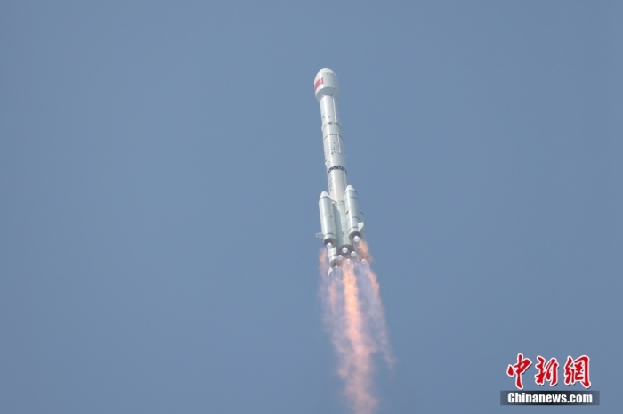 5月17日10時49分,我國在西昌衛星發射中心用長征三號乙運載火箭,成功發射第五十六顆北斗導航衛星。該衛星屬地球靜止軌道衛星,是我國北斗三號工程的首顆備份衛星。入軌并完成在軌測試后,將接入北斗衛星導航系統。此次發射是北斗三號工程高密度組網之后,時隔3年的首發任務。朱磊 攝