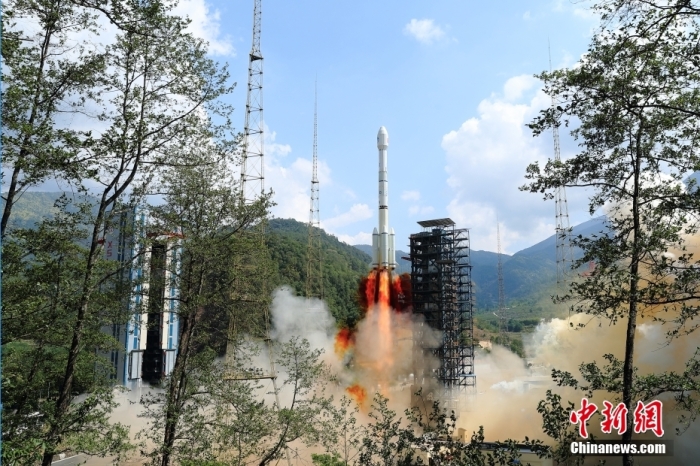 5月17日10時49分,我國在西昌衛星發射中心用長征三號乙運載火箭,成功發射第五十六顆北斗導航衛星。該衛星屬地球靜止軌道衛星,是我國北斗三號工程的首顆備份衛星。入軌并完成在軌測試后,將接入北斗衛星導航系統。此次發射是北斗三號工程高密度組網之后,時隔3年的首發任務。楊志遠 攝