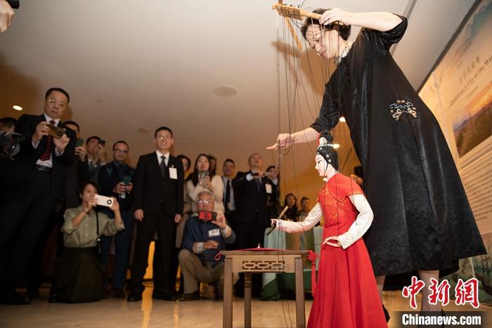 當地時間5月19日，中國常駐聯合國代表團、中國文化和旅游部、泉州市人民政府在紐約聯合國總部聯合舉辦“茶和天下·雅集”主題展覽和招待會。圖為展覽表演泉州提線木偶寫書法。 <a target='_blank' href='/' _fcksavedurl='/'><p  align=