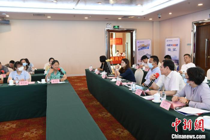 圖為中國銀行廣西分行代表在回應桂林歸義生態農業有限公司總經理夏月紅的貸款需求。　蔣雪林 攝