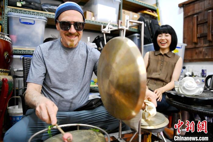 代表團成員在漳州木偶表演館開展文化藝術交流活動。　張金川 攝