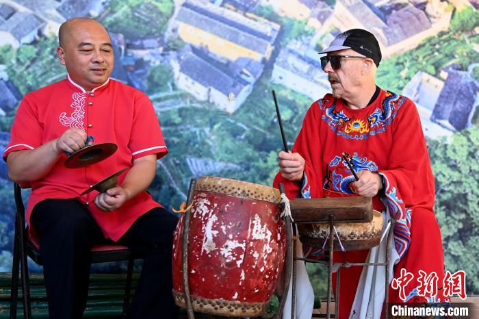 代表團成員在漳州市南靖縣與當地民間樂隊臨時組隊。　張金川 攝