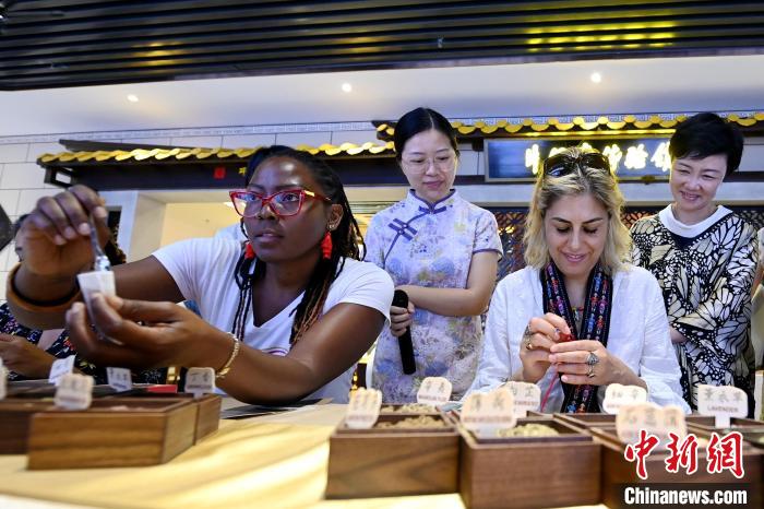 代表團成員在片仔癀博物館內制作中藥配方香囊。　張金川 攝