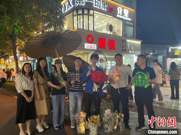 在東陽橫店，宣講團導師、成員與橫店演員(右三)合影?！?東陽市融媒體中心 供圖