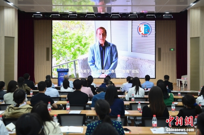 5月30日，<a target='_blank' href='/'>中新社</a>第二屆“東西問智庫”主題論壇在北京舉行，多位中外專家圍繞“AI革命與文明進(jìn)化”展開討論。圖為美國加州理工學(xué)院電氣工程和計算機(jī)科學(xué)教授、人工智能專家亞瑟·阿布-穆斯塔法通過視頻在論壇上作主旨演講。<a target='_blank' href='/'>中新社</a>記者 田雨昊 攝
