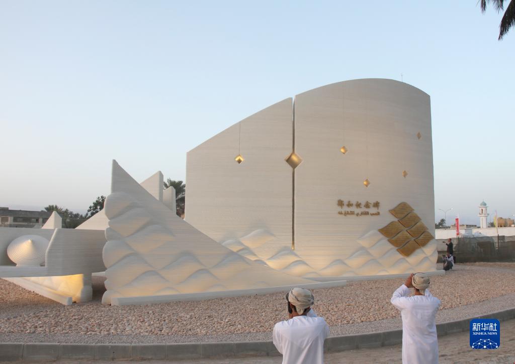 這是5月30日在阿曼第二大城市塞拉萊拍攝的鄭和碑。新華社記者 汪強(qiáng) 攝