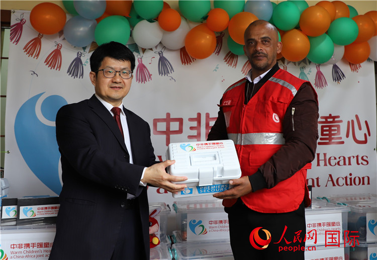 李健大使向孤兒院負(fù)責(zé)人移交捐贈物資。人民網(wǎng)記者 王傳寶攝