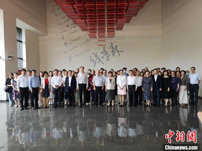 上海僑界人士參觀上海交通大學(xué)錢學(xué)森圖書(shū)館。　范宇斌 攝