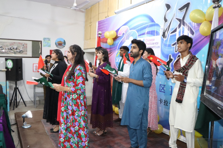 “漢語(yǔ)橋”世界大學(xué)生中文比賽卡拉奇賽區(qū)決賽現(xiàn)場(chǎng)，參賽選手共同演唱中文歌曲。卡拉奇大學(xué)孔子學(xué)院供圖