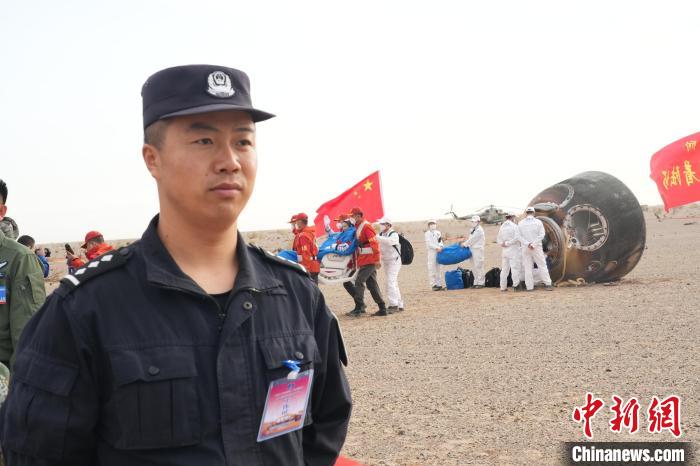 圖為阿拉善邊境管理支隊民警在著陸場開展安保工作?！埥?攝