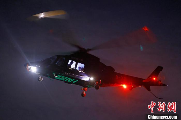 6月3日晚，游客乘坐上海新空直升機有限公司直升機開啟鳥瞰黃浦江空中圓夢之旅?！∫罅⑶?攝