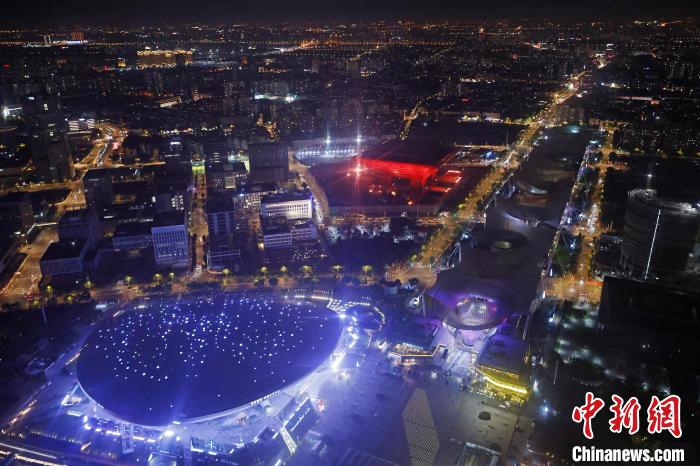 6月3日晚，鳥瞰上海黃浦江兩岸城市夜景?！∫罅⑶?攝