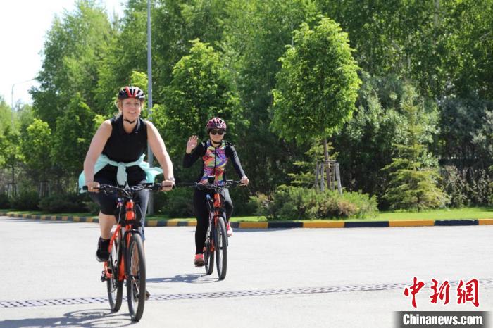 亞信副秘書長遲方(右一)與聯合國駐哈協調員在騎行活動中。　亞信秘書處供圖