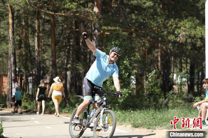 當地時間4日，哈外交部副部長羅曼·瓦西連科在騎行活動中。　亞信秘書處供圖