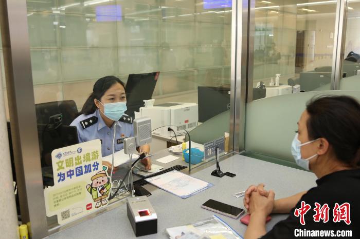 2023年1月9日至5月31日，上海市公安出入境管理部門共受理中國公民出入境證件228.5萬證次。　上海市公安局供圖