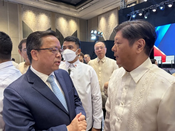 黃溪連大使與菲律賓總統馬科斯在會場上交談。中國駐菲律賓大使館供圖