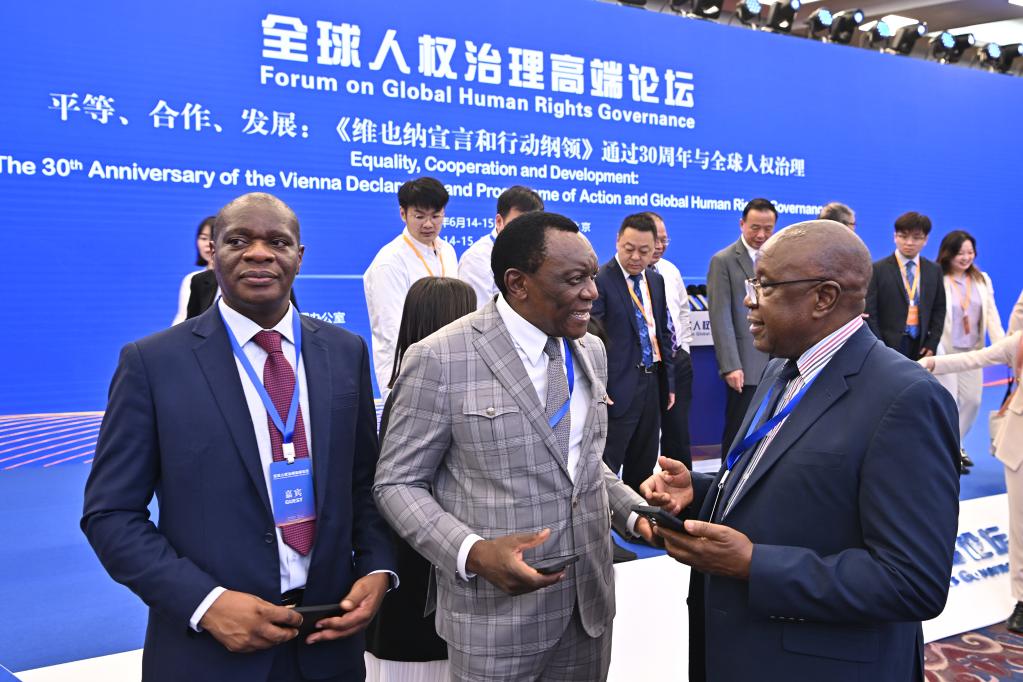 6月14日，與會(huì)者在論壇現(xiàn)場(chǎng)交流。新華社記者 李鑫 攝