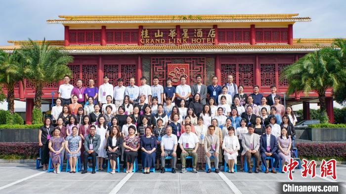 與會(huì)嘉賓合影留念。　羅詩慶 攝