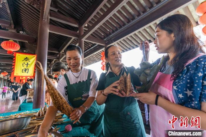 包粽子現場。　忻之承 攝