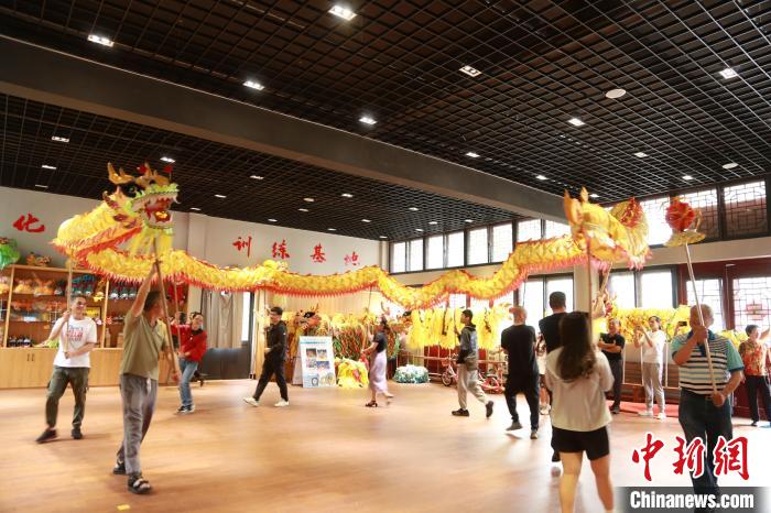 臺胞臺屬體驗舞龍。　周蔚娜供圖