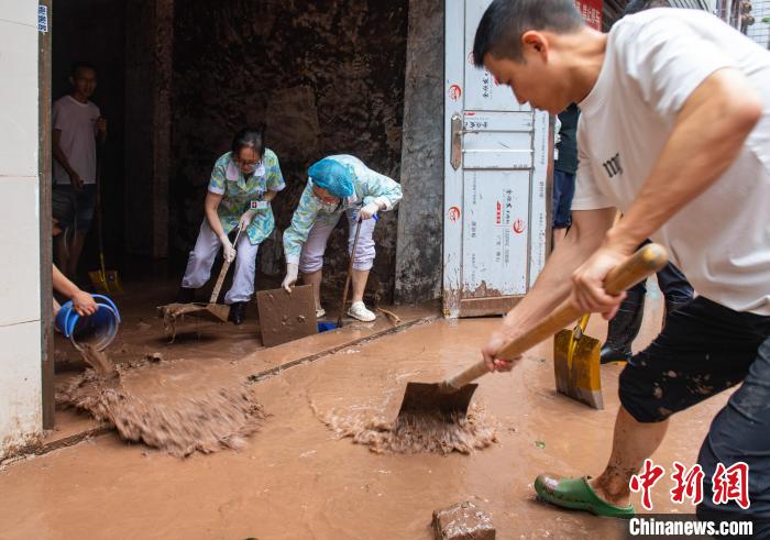 7月4日，萬州區五橋街道，洪水退去后，居民開展清淤工作。　冉孟軍 攝