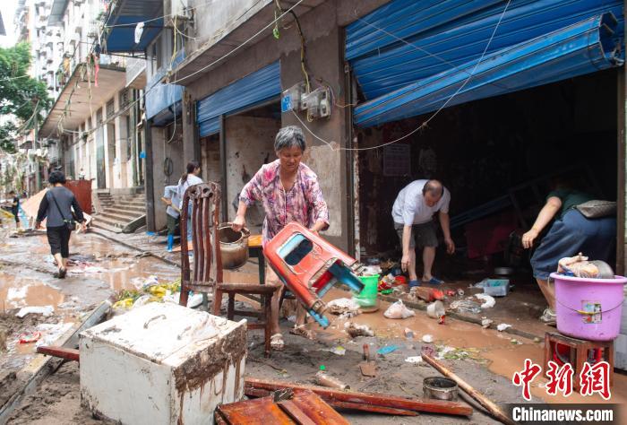 7月4日，萬州區五橋街道，洪水退去后，居民搶救生活物資。　冉孟軍 攝