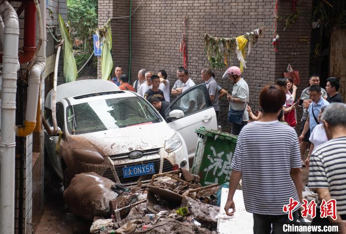 7月4日，萬州區五橋街道，居民救援受困的私家車。　冉孟軍 攝