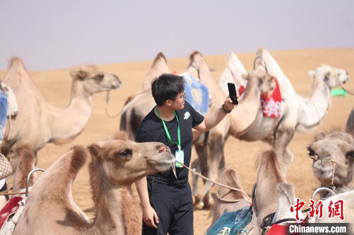 圖為臺胞體驗(yàn)大美內(nèi)蒙古。　托婭供圖