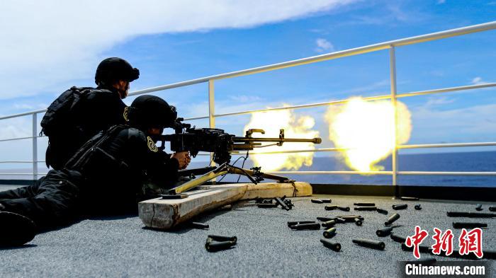 “和平方舟”號醫院船在西太平洋海域進行反恐反海盜演練。圖為火力組隊員進行警告射擊。　徐巍 攝