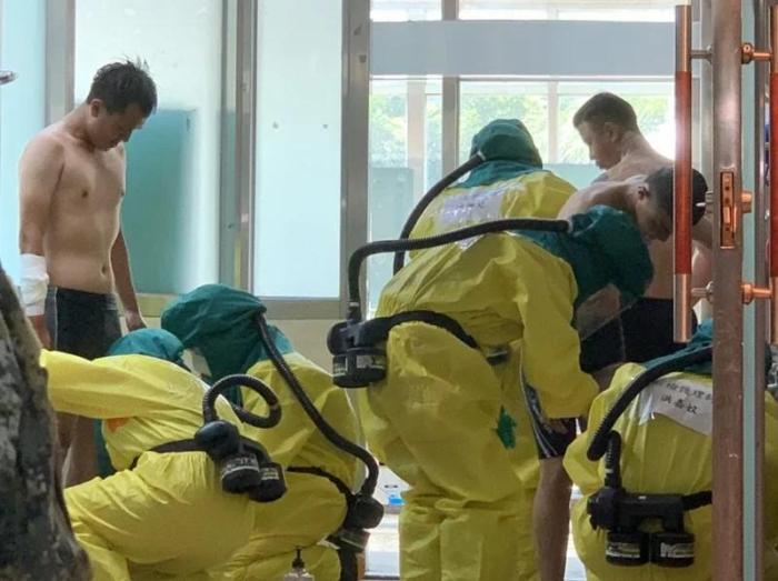 圖為臺灣漢光演習模擬官兵遭受生物戰劑攻擊，送往醫院就醫。圖片來源：臺灣《聯合報》 徐白櫻 翻攝