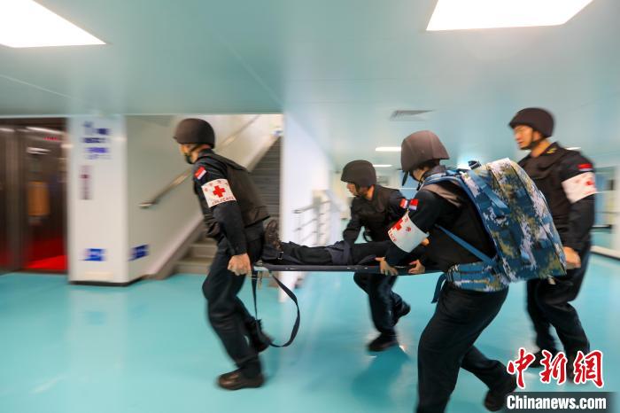 “和平方舟”號醫(yī)院船在西太平洋海域進行反恐反海盜演練。圖為醫(yī)療救護組在轉(zhuǎn)運“傷員”。　徐巍 攝