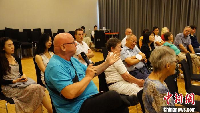 圖為現(xiàn)場觀眾提問。　柏林中國文化中心供圖