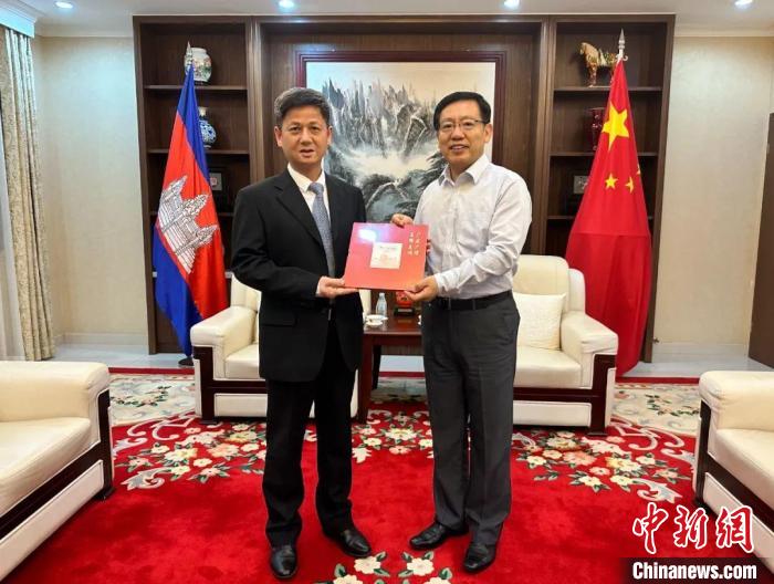 7月12日下午，中國駐柬埔寨大使王文天在金邊會(huì)見援柬中醫(yī)醫(yī)療隊(duì)。　中國駐柬埔寨大使館微信公眾號(hào) 攝