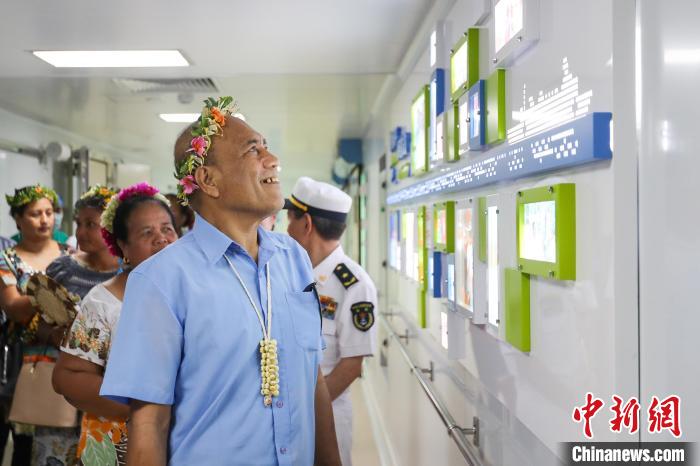 基里巴斯總統等政要參觀海上醫院。　徐巍 攝