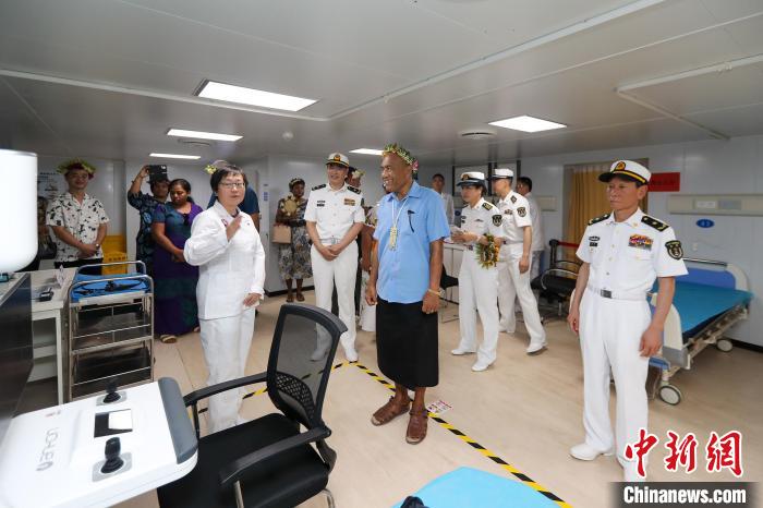 基里巴斯總統等政要參觀海上醫院。　徐巍 攝