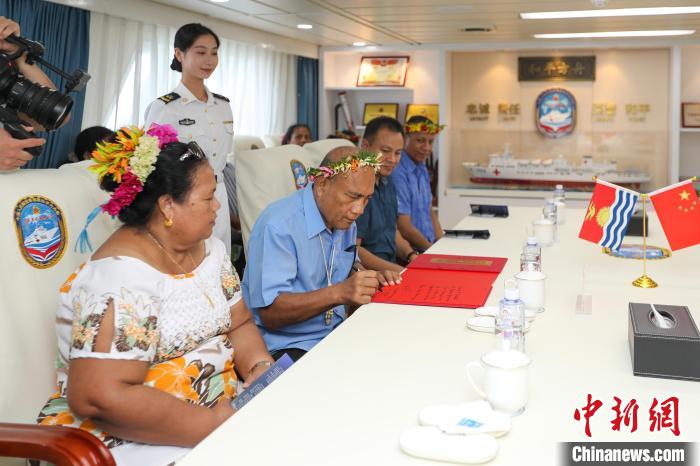 基里巴斯總統塔內希·馬茂為“和平方舟”醫院船留言。　徐巍 攝