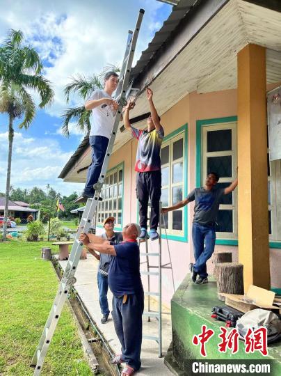 在當地安裝太陽能燈 主辦方供圖