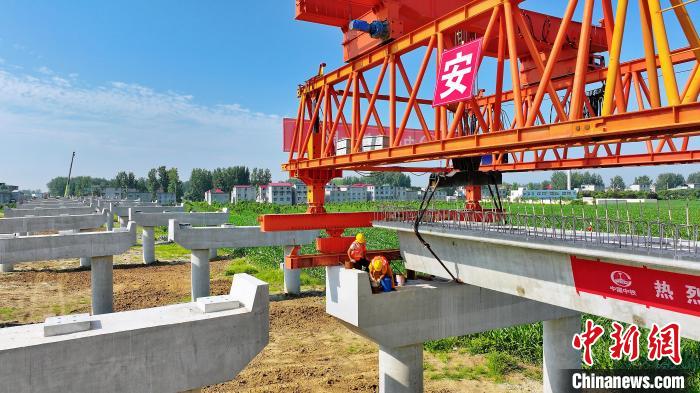 長25米重80噸的箱梁平穩、精準地落在S314分離式立交橋25號和26號墩上?！⒂癫?攝