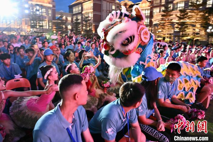 舞獅表演與現(xiàn)場觀眾互動。　王東明 攝