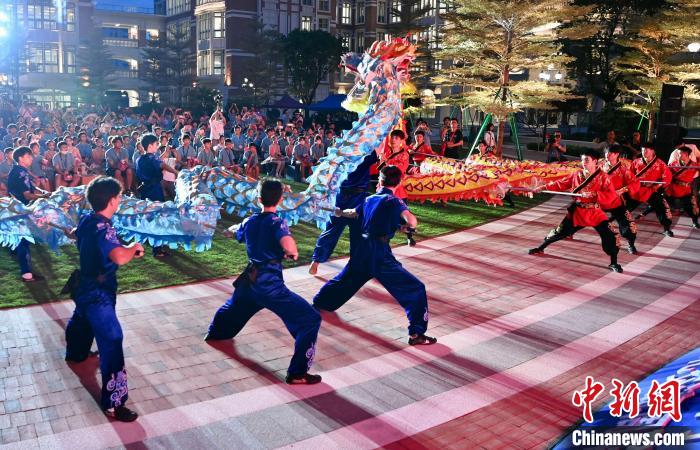 兩岸青少年同臺呈現(xiàn)龍獅表演。　王東明 攝