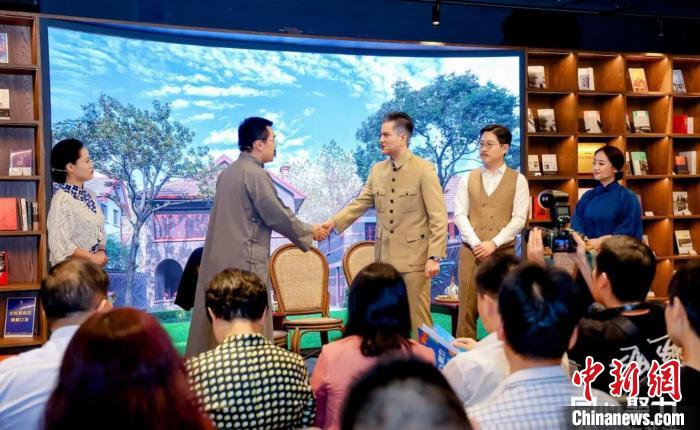 實驗舞臺劇《握手》片段。　黃浦區委統戰部供圖