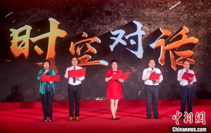 陶侃與陳望道之孫陳曉帆、顏福慶之孫顏志淵、榮毅仁侄女榮智豐深情朗誦《與統戰先輩的時空對話》。　張昊 攝