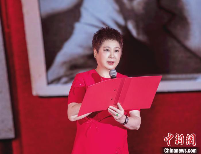 7月16日，榮智豐在2023年上海統(tǒng)戰(zhàn)文化周開幕活動中朗誦《與統(tǒng)戰(zhàn)先輩的時空對話》。　張昊 攝